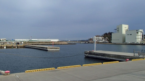 茨城港日立港区の波除堤。茨城県は会計検査院の指摘後、上部コンクリートの下側に新たなコンクリートを打設した(写真:茨城県)