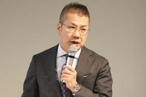みやなが・ゆたか:1985年4月、立石電機(現オムロン)入社。2004年インダストリアルオートメーションビジネスカンパニーセンシング機器統轄事業部アプリセンサ事業部長に就任。グループ戦略室 経営戦略部長を経て2010年6月に執行役員。グローバル戦略本部長を経て2013年4月に執行役員常務、2014年3月にインダストリアルオートメーションビジネスカンパニー社長、2014年4月に執行役員専務に就任。2017年4月から現職。 写真は2020年1月の記者会見で発表する宮永氏。(出所:オムロン)