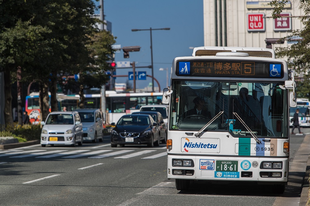 西日本鉄道は福岡市中心部を運行するバス車内の混雑状況を配信するサービスを始めた