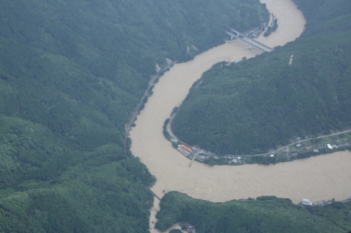 球磨川の空撮写真。流失した深水橋付近。7月4日撮影(写真:国土地理院)