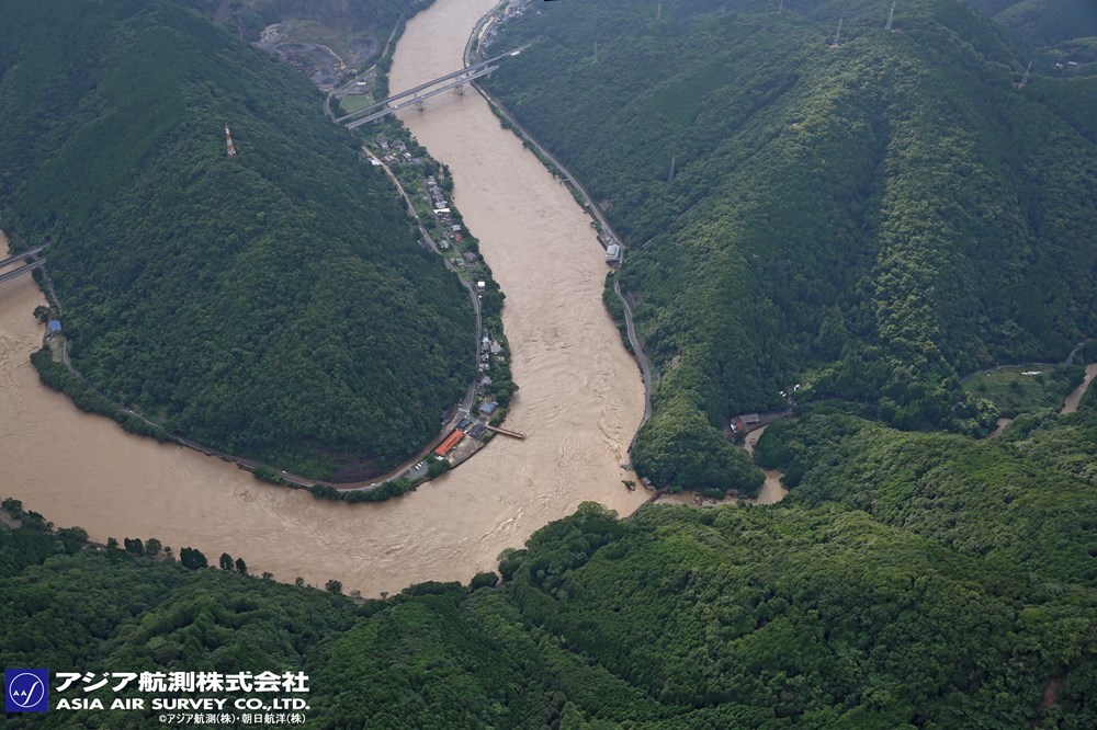 球磨川に架かる深水橋が落橋した地点（写真：アジア航測・朝日航洋）
