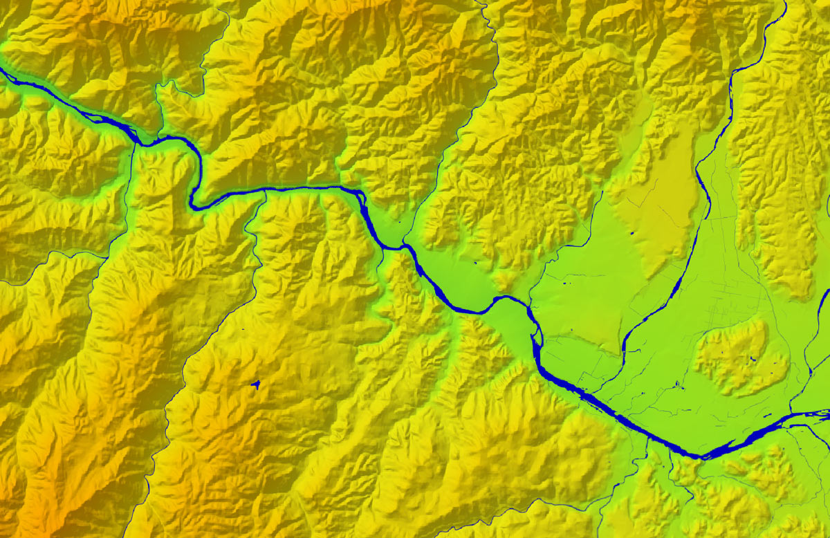 球磨川の上流域（右）と中流域（左）の境界付近をデジタル標高地形図で見る（資料：国土地理院）