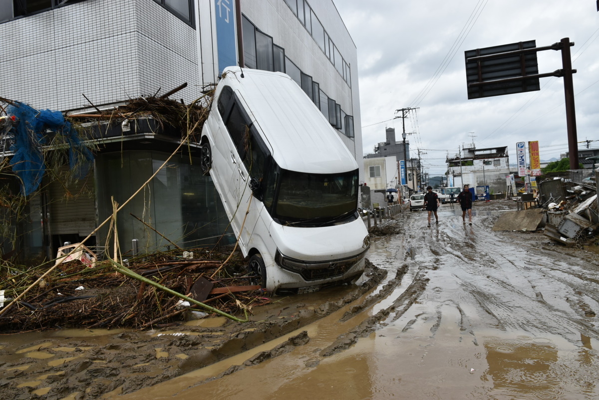 肥後銀行人吉支店。熊本大学くまもと水循環・減災研究教育センターが現地調査したところ、付近は4.3mの浸水深だった。浸水時に流されてきた車が“立ち往生”して入り口付近を塞いでいた（写真：日経クロステック）