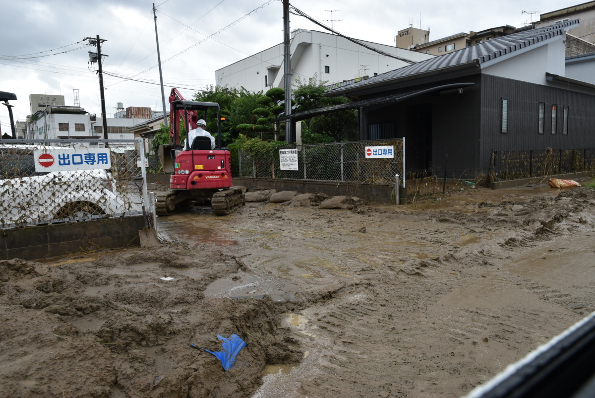 7月7日の時点で市街地内の水はほとんど引いていたが、一緒に流れてきた土砂が道路を覆っていた（写真：日経クロステック）