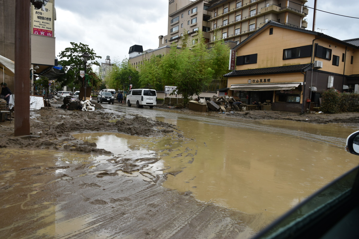 球磨川の近くの和菓子屋がある交差点では、水がたまっていた（写真：日経クロステック）