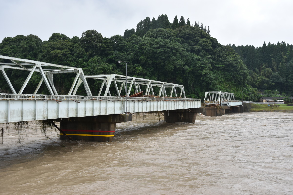人吉市にある県道15号人吉水俣線の西瀬橋。熊本県によると、長さは174m、幅6.2m。右岸（写真左）から3径間目の上部構造の一部が流失した。人気アニメ「夏目友人帳」のモデルとなった場所として、多くのアニメファンが訪れていたという（写真：日経クロステック）
