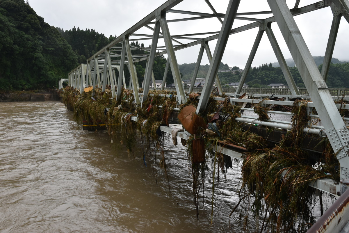西瀬橋の上流側には、大量の流木や草が引っかかっていた（写真：日経クロステック）