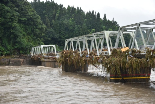 人吉市に架かる西瀬橋は1967年に完成。4径間のトラスのうち1径間が流失した。流木が積もっていることから、水位が橋面付近の高さまで上昇したとみられる(写真:日経クロステック)