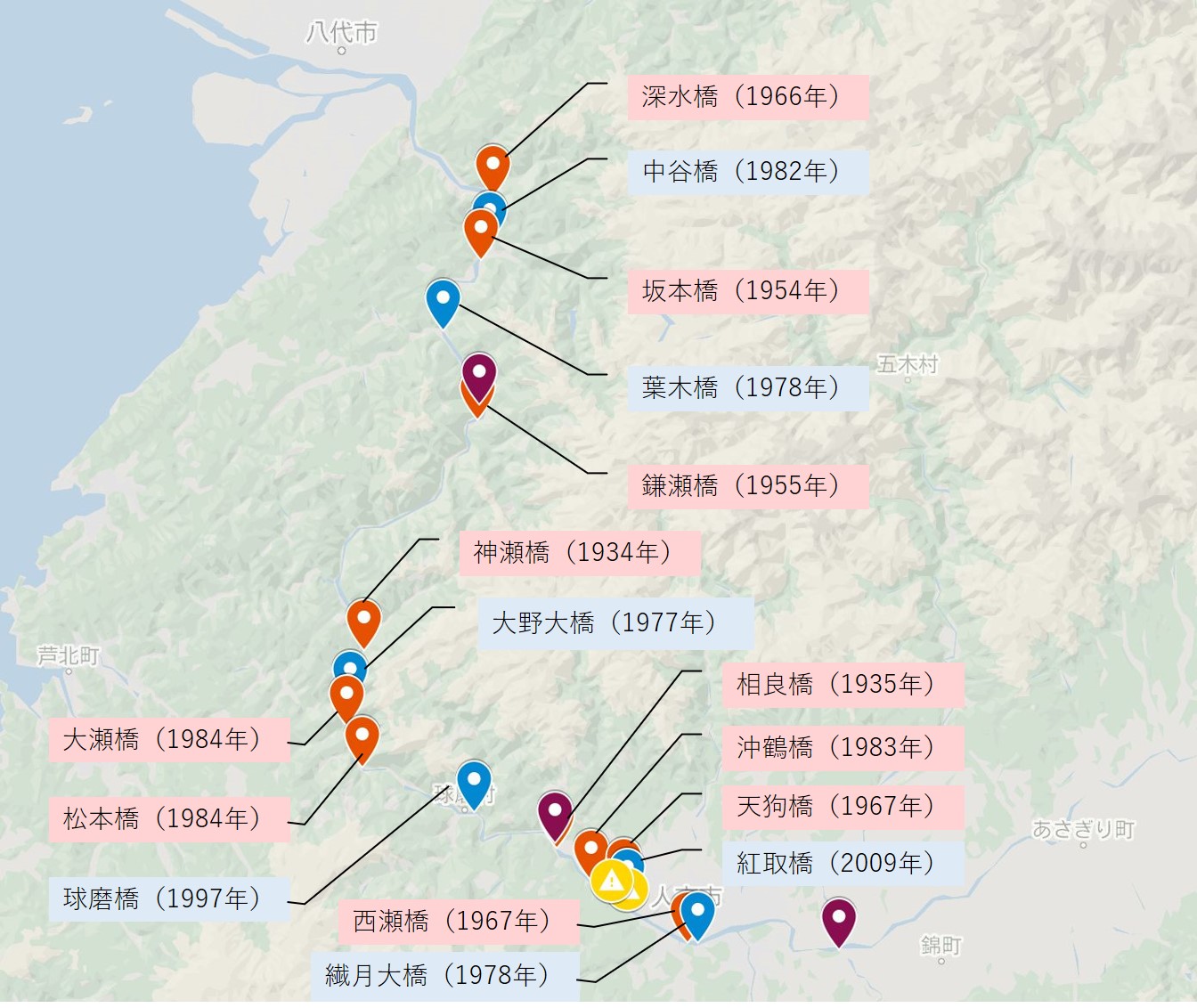 Googlemap上に、球磨川の本流に架かる道路橋などをプロットした。赤は流失（部分的な流出を含む）、青は残存を示す。紫は流失した鉄道橋で、黄色は破堤箇所。カッコ内は建設年。国土交通省九州地方整備局の資料などを基に日経クロステックが作成