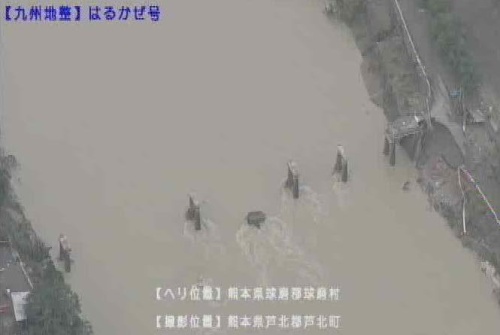 九州地方整備局が7月5日にヘリコプターから撮影した神瀬橋。7本あった橋脚のうち、2本が流出したとみられる(写真:国土交通省九州地方整備局)