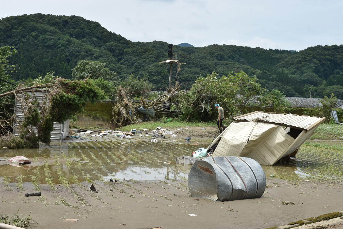 JR渡駅付近の農地。住民が肩を落としてたたずんでいる。2020年7月8日撮影（写真：日経クロステック）