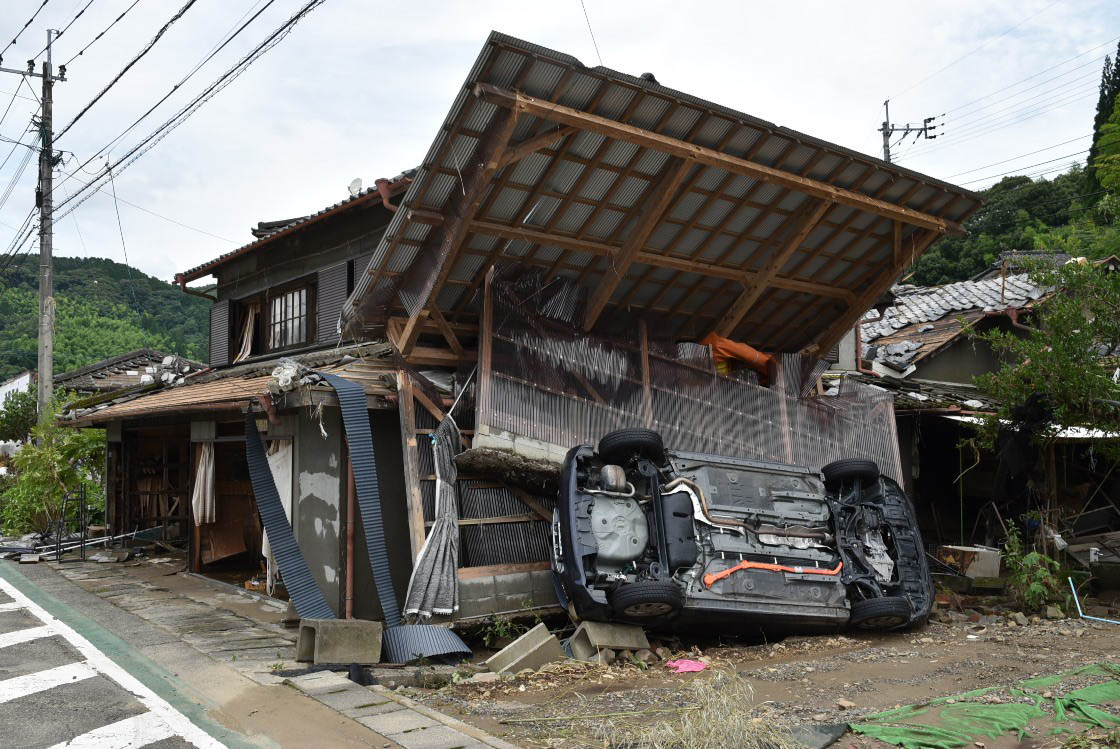 JR渡駅付近の住宅。球磨川の氾濫時に横転したと見られる車がそのままになっていた。2020年7月8日撮影（写真：日経クロステック）