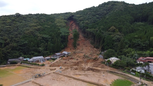 熊本県芦北町田川地区での土砂崩落箇所を西側から見た様子。2020年7月5日に撮影（写真：熊本大学くまもと水循環・減災研究教育センター）