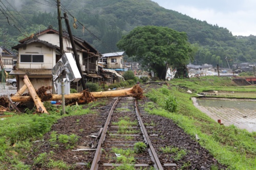 渡駅から300mほど下流側の踏切付近。渡駅方向を見たところ。7月10日撮影(写真:水源地環境センター)
