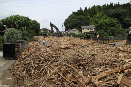 人吉市の西瀬地区と上薩摩町を結ぶ西瀬橋付近。写真は西瀬町側(球磨川左岸側)から撮影した。自衛隊が出動し流木の除去作業を行っているところ。7月8日撮影(写真:水源地環境センター)