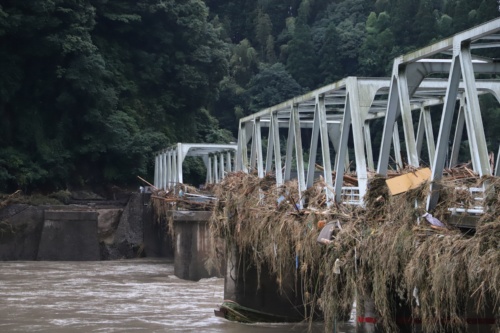 人吉市内の西瀬橋を右岸側の上流寄りから眺めたところ。写真奥から2番目の橋桁が流失し、橋には多くの流木や草が絡みついている(写真:水源地環境センター)