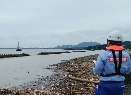 海に漂流するごみの回収を監督している様子（写真：国土交通省九州地方整備局）