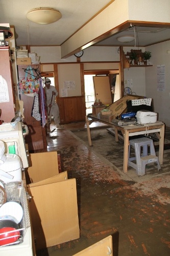 床上30cmまで浸水した住宅Fの2階室内。床の仕上げ材と家具やクロスの足元に、泥がかぶさっている。2020年7月19日に撮影（写真：日経クロステック）