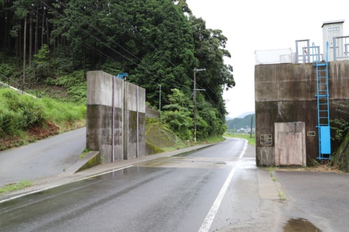 高岡地区の輪中堤上に設けられた高さ約4.7mの高岡第一陸閘。輪中の下流側の出口に当たる。3.5m程度の高さだった陸閘の上部を削った上で継ぎ足した。2020年7月27日撮影(写真:水源地環境センター)