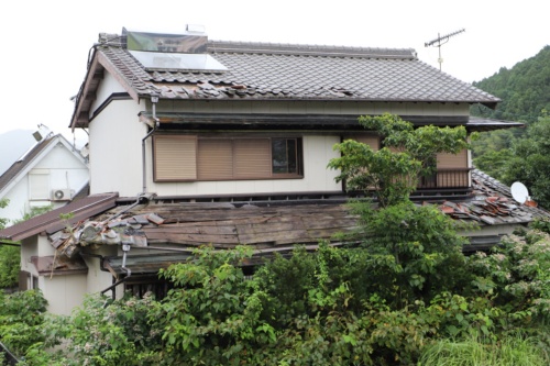 高岡地区の輪中堤内の建物の1つ。屋根は壊れたままの状態。2020年7月27日撮影(写真:水源地環境センター)