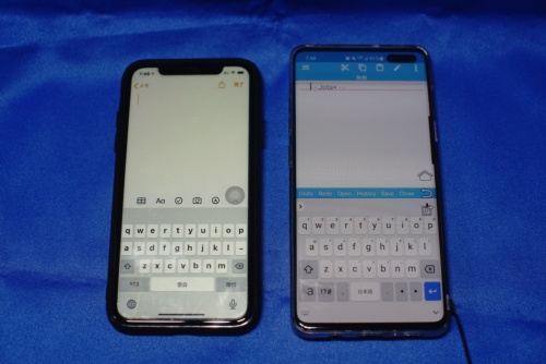 iPhoneやAndroidスマホのソフトキーボード。左がiPhone 11のもの、右はGalaxy S10のもの