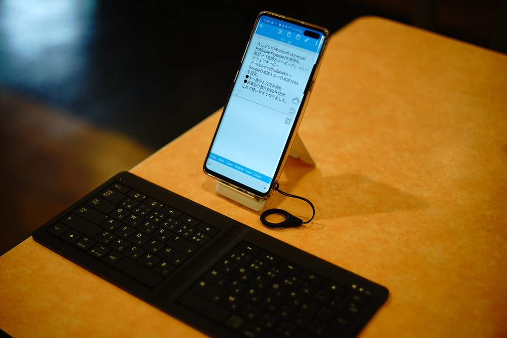 スマートフォンに外付けキーボードをつないで利用している例