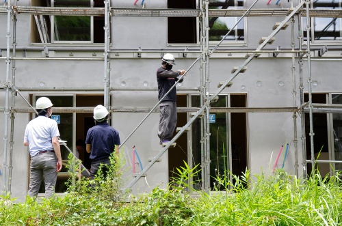 神奈川県内の建設現場に設置された足場を使い、20歳代の技能者2人を被験者として実験した（写真：日経クロステック）