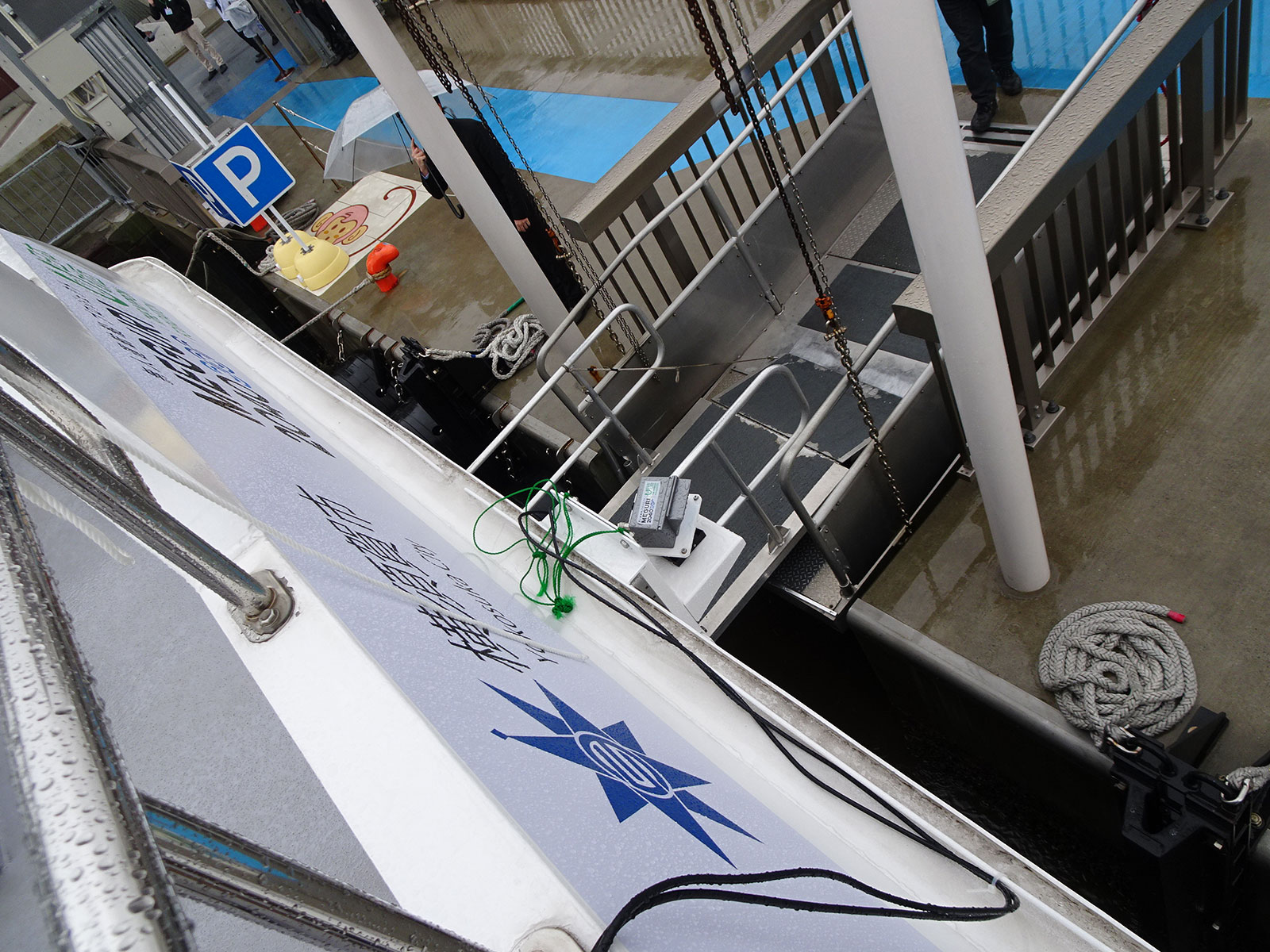左舷に設置されたLiDAR。岸壁までの距離や船体の角度を確認するのに使う