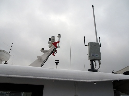 操舵室の屋根に設置された3台のカメラ（赤い部分の左側）。右側の四角い箱は離着桟センサー