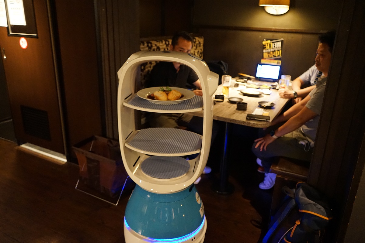 「居酒家　土間土間赤坂店」が導入したAI配膳ロボット「PEANUT」