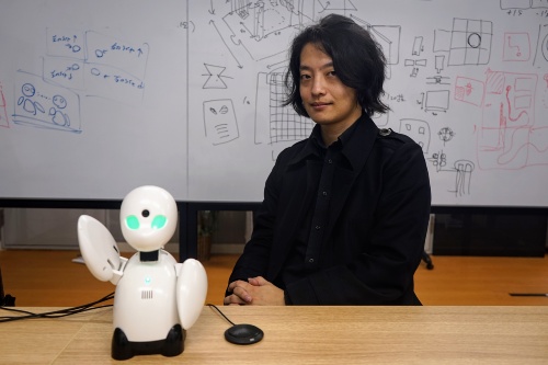 吉藤氏（右）と、OriHimeで取材に同席する三好氏（左）。オンライン会議と比べて、分身ロボットと会話をするほうが違和感やストレスがなくスムーズにコミュニケーションがとれた