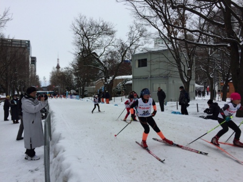 スタート地点。さっぽろテレビ塔を背景に選手たちはスタートしていく。観戦者の近くに選手が躍動する姿が見られるのも都市型競技会場の魅力だ(写真:山嵜 一也)