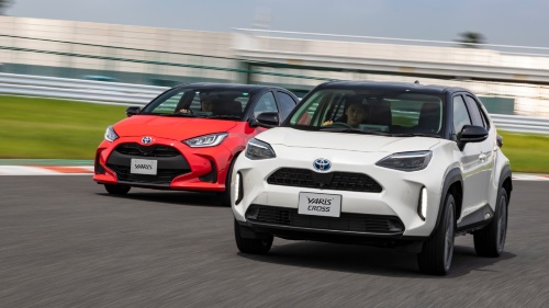 図2 トヨタの小型SUV(多目的スポーツ車)「ヤリスクロス」(右)