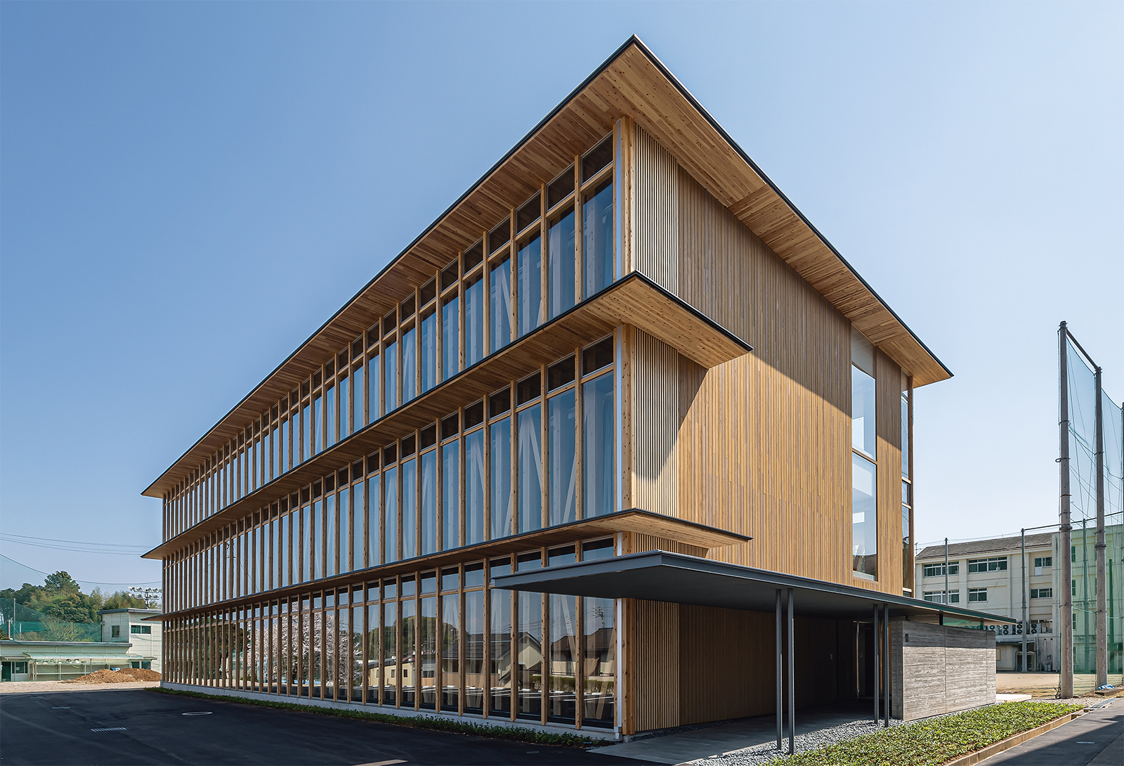 長さ約12mのCLTパネルが直立、艸建築工房が解く木造3階建て校舎 | 日経