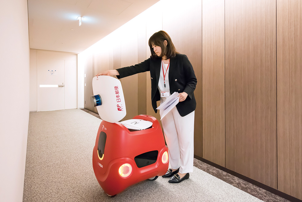 日本郵便が本社ビルで実施した、配送ロボット「YAPE」による社内郵便物の配送実験
