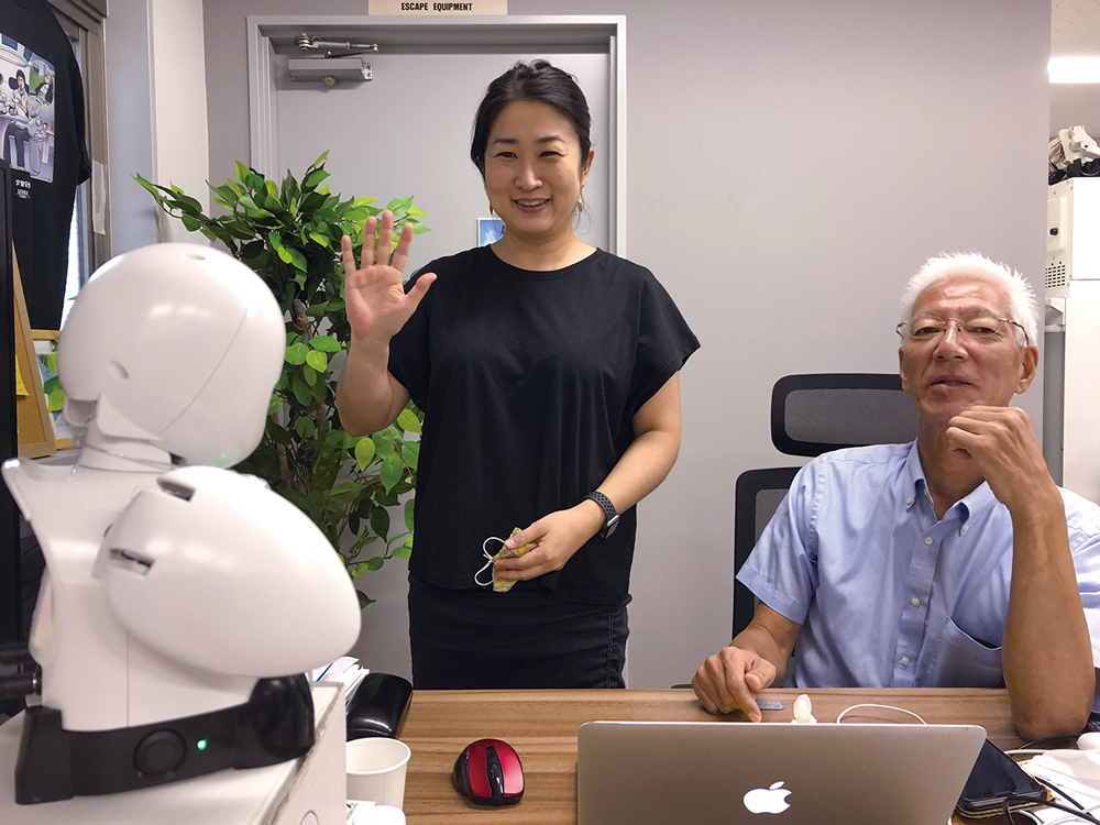 オリィ研究所のオフィスでは普段からOriHimeを活用し、在宅勤務の社員と出社中の社員がコミュニケーションを取っている