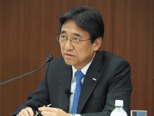 NTTドコモ社長の吉沢和弘氏。最大で年4000億円還元の値下げを決断する