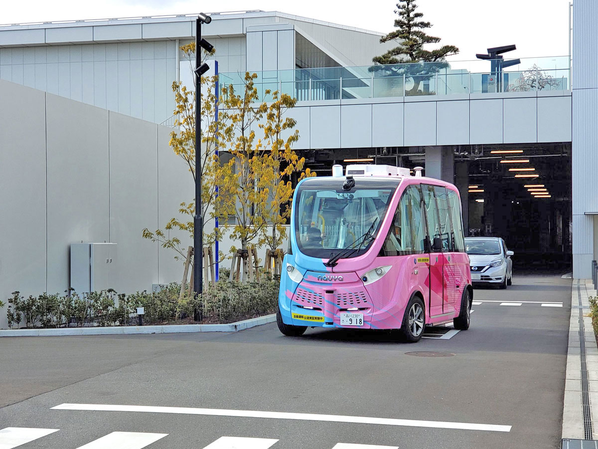 羽田イノベーションシティ内を循環するフランスNavya（ナビヤ）製の自律走行バス「NAVYA ARMA（ナビヤ アルマ）」。来街者は無料で乗車できる。一般車両も立ち入る道路を走行。全地球測位システム（GPS）などで自車の位置を把握し、障害物を避けながら設定したルートを走る。鹿島は空間情報データ連携基盤「3D K-Field」を提供した（写真：日経クロステック）