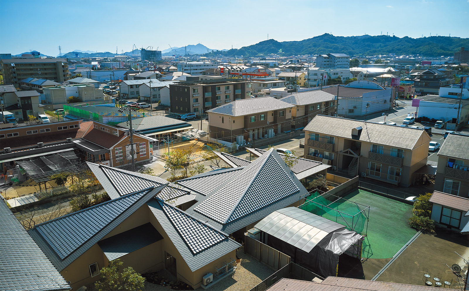 勾配が異なる7つの屋根の連なり、小さな建物が寄り集まった家  日経 