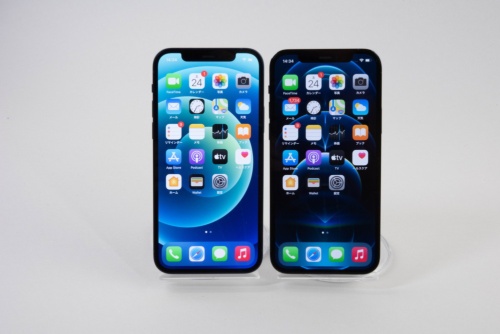 左がiPhone 12、右はiPhone 12 Pro