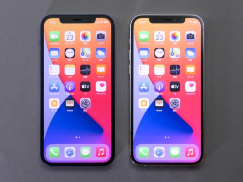 iPhone 12（左）とiPhone 12 Pro（右）。見た目はよく似ている