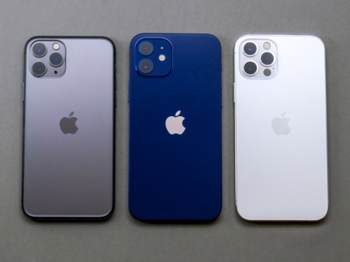 本体サイズの比較。左からiPhone 11 Pro、iPhone 12、iPhone 12 Pro