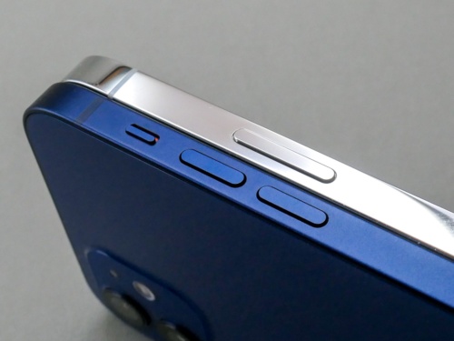 iPhone 12（ブルー）はマットな質感。iPhone 12 Pro（シルバー）は鏡面仕上げ