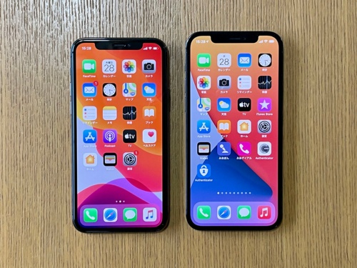 「iPhone 11 Pro」（左）と「パシフィックブルー」の「iPhone 12 Pro」（右）を正面から見たところ。並べると縦に少し伸びていることが分かる。ただし厚さが0.7mm薄くなっており、ケースに入れずに手にすると厚みの変化は分かる。重さも1g軽くなっている