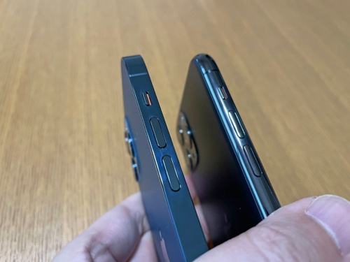 iPhone 12 Pro（左）の側面は、iPhone 11 Pro（右）と同様に光沢のあるステンレススチール素材だが、平面と曲面の違いから光の反射が変わり異なる印象を受ける