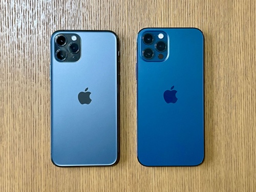 背面は、iPhone 11 Pro（左）と同様にiPhone 12 Pro（右）でもマットなガラス素材が用いられているが、平面になったことから全体的にシンプルに見える