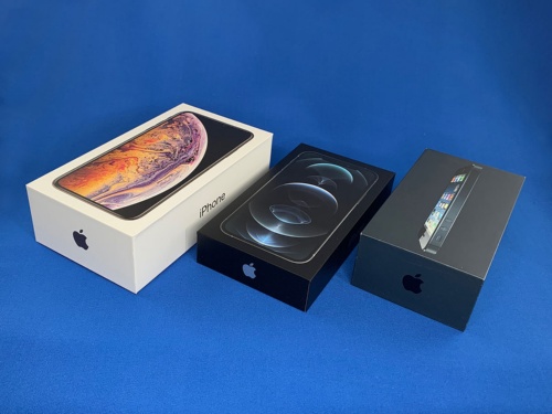 左からiPhone XS Max、iPhone 12 Pro、iPhone 4の化粧箱。充電用のACアダプターとEarPodsが付属しなくなった分薄くなった