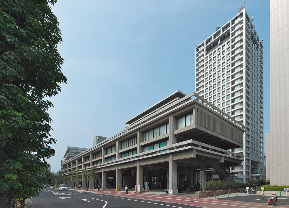 北東側からの全景。低層棟と高層棟から成る東館の延べ面積は約1万1872m<sup>2</sup>。右手は行政庁舎（新本館）。地上21階建てで、香川県と丹下健三・都市・建築設計研究所（当時）の設計で2000年に竣工している（写真：生田将人）