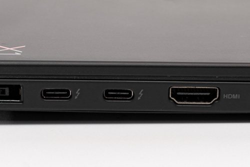 稲妻のマークが付いたUSB Type-CポートはThunderbolt 3に対応している。Thunderbolt 3ネーティブ対応のディスプレー以外に、DisplayPort Alt Mode対応のディスプレーも接続できる。1番右はHDMIポート