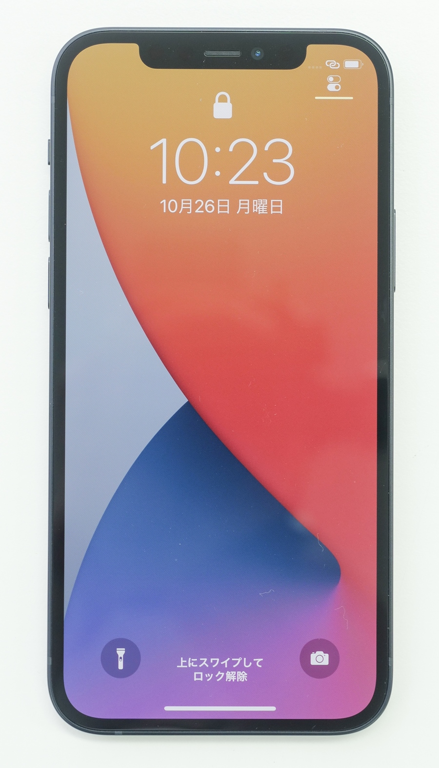 角張ったボディーを採用したiPhone 12シリーズ。12のボディーはアルミニウム製だ。（撮影：加藤 康）